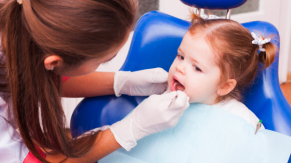 Denti da latte, guida completa - Visita dentistica per i bambini