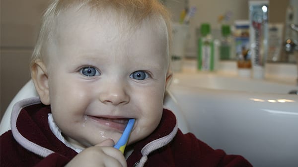 I denti da latte si possono cariare pulire